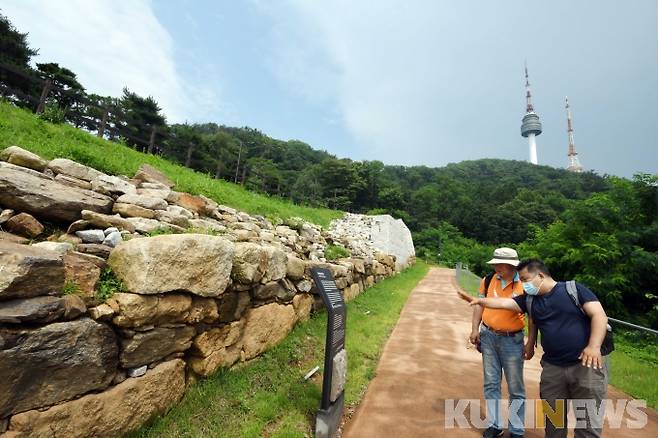 한양도성 남산구간/ 무리한 복원을 피하고 발굴된 성곽의 형태만 보존하고 있다.