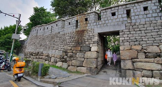 다산성곽길 중간에 주민들의 편의를 위해 만든 암문형태의 통로, 성곽복원과정에서 만들었다.