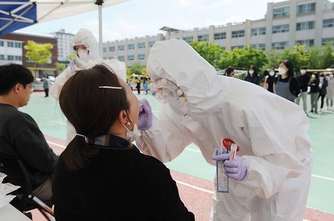 15일 0시 기준 대구와 경북에서는 코로나19 신규 확진자가 각각 57명, 76명 발생했다. (대구 남구 제공) 2021.08.15