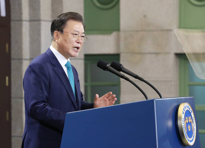문재인 대통령이 15일 서울 중구 문화역서울284에서 열린 제76주년 광복절 경축식에서 경축사를 하고 있다. [연합]