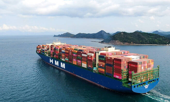 1만6000TEU급 컨테이너 1호선 ‘HMM 누리(Nuri)’호가 중국 옌톈(Yantian)에서 만선으로 출항하고 있다. 뉴시스