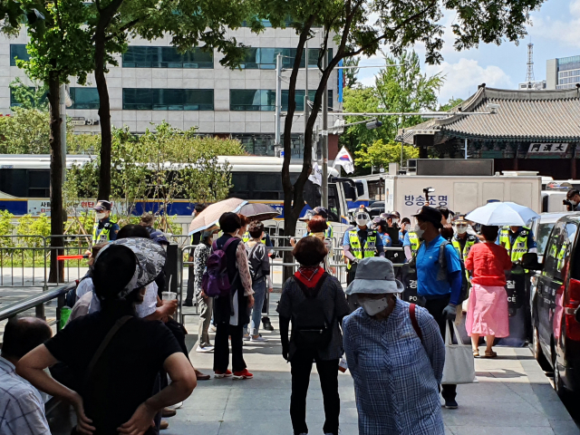 15일 오후 서울 중구 서울시청역 인근에서 진입이 저지당한 시민들이 모여있는 모습./심기문 기자