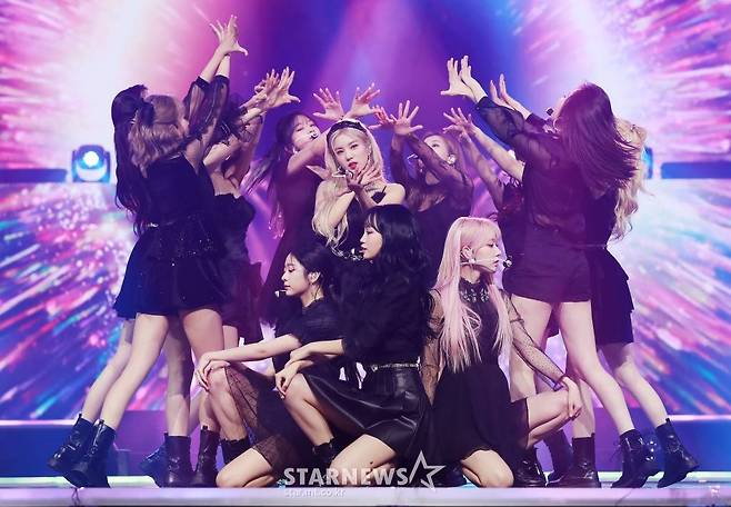 걸그룹 아이즈원이 28일 마이뮤직테이스트로 방송된 2020 Asia Artist Awards(2020 아시아 아티스트 어워즈, 2020 AAA)에서 멋진 무대를 선보이고 있다.  스타뉴스가 주최하고 AAA 조직위원회가 주관하는 AAA는 어디에서도 보지 못했던 새로운 무대를 선보이며 전 세계 팬들의 눈과 귀를 사로잡아 명실상부 NO.1 글로벌 시상식으로 거듭났다. /사진=이동훈 기자 photoguy@