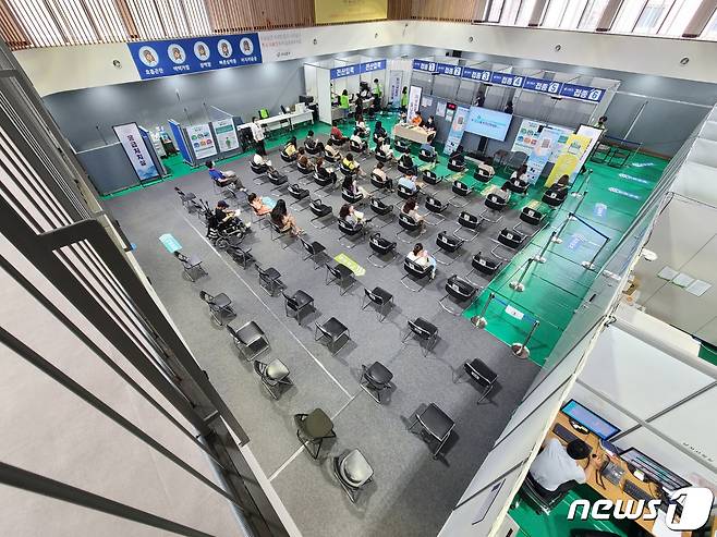 12일 서울 서대문구 북아현문화체육센터에 마련된 백신 예방 접종센터가 비교적 한산하다. 2021.8.12/뉴스1 © News1 이성철 기자