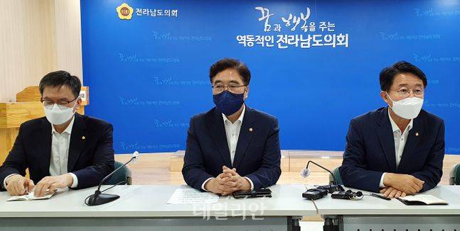 더불어민주당 대선 경선 후보인 이재명 경기도지사 선거캠프의 선대위원장인 우원식 의원과 총괄본부장 조정식·총괄특보단장 정성호 의원이 지난 7월 27일 전남도의회에서 기자간담회를 갖고 있다.ⓒ뉴시스