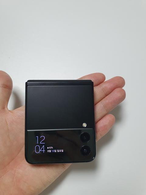 삼성전자가 11일 공개한 '갤럭시Z플립3'. 손바닥에 쏙 들어오는 크기였다. 안하늘 기자