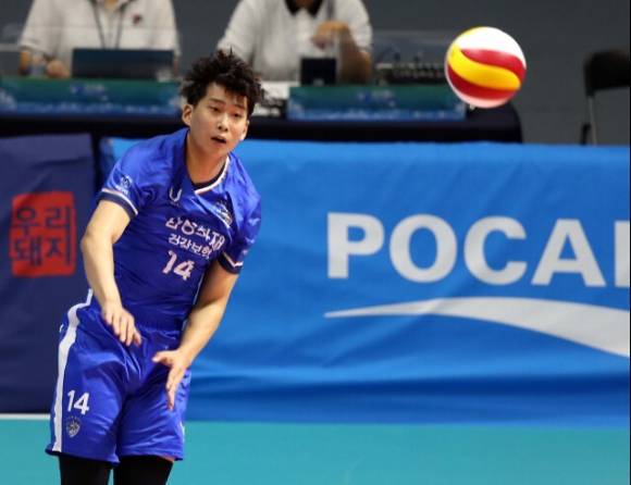 삼성화재 정수용이 16일 열린 2021 KOVO컵 프로배구대회 남자부 A조 조별리그 한국전력과 경기 도중 공격 후 착지 과정에서 부상을 당했다. [사진=발리볼코리아닷컴]