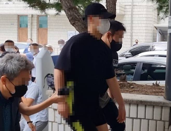 '의정부 고교생들의 30대 폭행치사 사건' 관련 폭행치사 혐의를 받고 있는 10대 A군 등 2명이 지난 10일 의정부지법에서 열리는 영장실질심사를 받기 위해 법정으로 이동하고 있다/사진=뉴시스