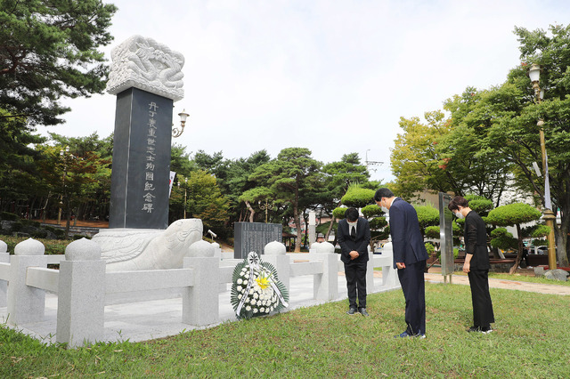 [창원=뉴시스] 강경국 기자 = 허성무 경남 창원시장이 지난 15일 제76주년 광복절을 맞아 창원 지역 독립운동가 묘소를 참배하고 있다. (사진=창원시청 제공). 2021.08.16. photo@newsis.com *재판매 및 DB 금지