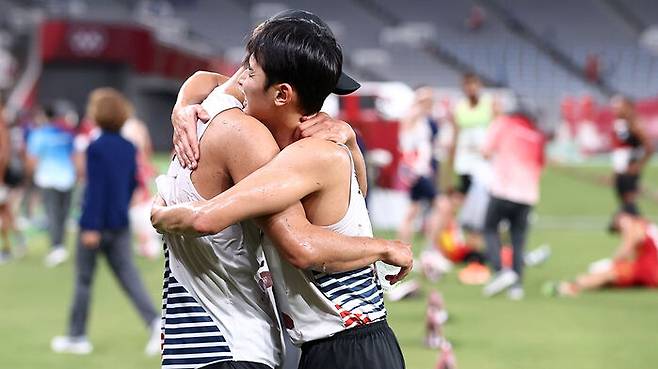 근대5종경기가 끝난 뒤 포옹하고 있는 전웅태-정진화 선수 (사진=연합뉴스)