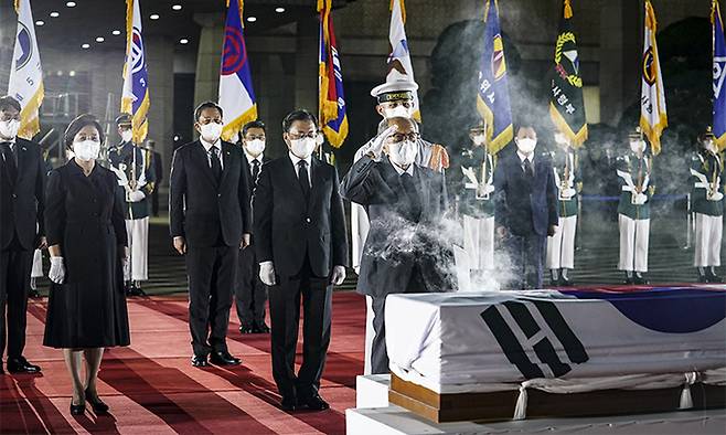 문재인 대통령이 지난 15일 서울공항에서 열린 홍범도 장군 유해 봉환식에 참석해 있다. 연합뉴스