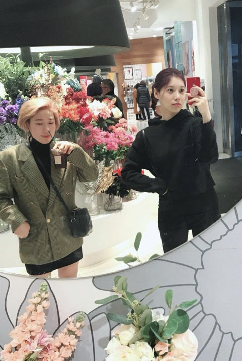 Gagwoman Kim Yeong-hee celebrated her best friend Bae Da Haes marriage.Kim Yeong-hee posted a picture on his 17th day, saying, 2019.2.13.In the photo, Kim Yeong-hee and Bae Da Hae are shown in the past.Bae Da Hae, who is filming a reflection in the mirror, and Kim Yeong-hee, who poses comically with a straw in his nose, laughs.Kim Yeong-hee expressed his affection for Bae Da Hae through a long article.Kim Yeong-hee said, Friend who gave me hot tea regardless of season. Friend who gave bitterness than sweet words. Friend who gave reason than emotion.Friend who can not travel more than two Haru on a trip. Friend who has never seen his face even when he goes to the sun is always white. Friend, who first bought the after-snow teeset; Friend, who does not come down from Tonggup (Barefoot in the Park only when he sleeps).Friend who loves animals sincerely. Friend who always calls him Kim Jin-gyun, who is not more than 180cm tall.Friend praises me as a Savoie funny person, he added.Kim Yeong-hee said, Friend without dry eye syndrome that tears together tomorrow.Friend who always says that I am on my side, he said, Now I have another side.Welcome Yubu World, he said, celebrating Bae Da Haes marriage.On the other hand, Bae Da Hae and Lee Jang-won surprised everyone by announcing a surprise marriage through a fan cafe and official homepage on the 15th.Bae Da Hae said: Someone who wants to be together for a lifetime has finally turned up.I was careful because I was not too early, but I was in a hurry to catch up with the day because of the rapid progress of both families. He promised me marriage in November with Lee Jang-won of Peppertons.2.13 2019Friend who gave me hot tea regardless of seasonFriend who gave a bitter voice over sweet wordsFriend (still learning more) who has taught reason than emotionFriends who can not travel more than two HaruFriend (always white and always white) who never saw his face burn even when he was in the sunFriend, who bought the after-tweet tea set (I have never bought it since)Friends not descending from the Tongue (Barefoot in the Park only when sleeping)Friend, who loves animals with heart (the only person the golden man has ever worn)I do not have 180 heights, but I always call Kim Jin-gyunFriend without dry eye syndrome weeping together tomorrowFriend praises me as Savoie fun manFriend, always on my sideNow I have another side of you.Lets be happy, Dahaefu Welcome Yubu World!!