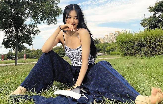 버버리 원피스형 수영복을 상의로 입은 가수 티파니 영. 여름휴가 때 잠깐 입던 수영복이 이제 일상복처럼 다용도로 변신하고 있다. /티파니 영 인스타그램(@tiffanyyoungofficial)