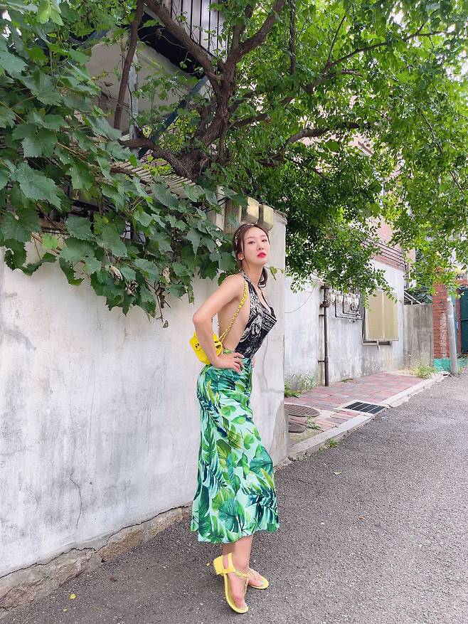 이국적인 무늬 수영복에 긴치마를 입어 세련되게 표현한 이진아씨. /이진아(@muse_j) 인스타그램 제공