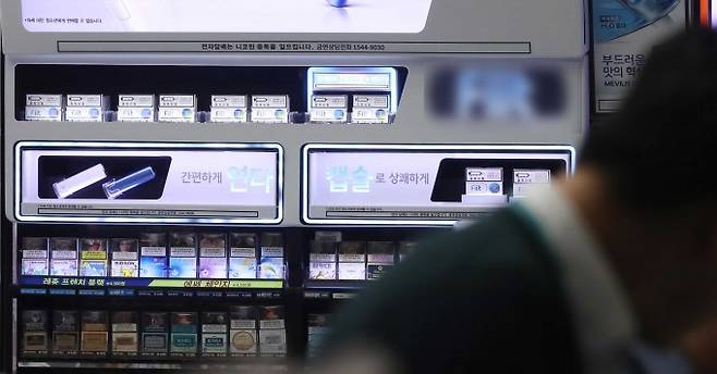 한 편의점에서 궐련형 전자담배를 판매하고 있다. 연합뉴스 제공