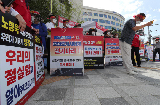 "중개보수 인하 결사반대!"



    (세종=연합뉴스) 김주형 기자 = 17일 오후 세종시 정부세종청사 국토교통부 앞에서 열린 한국공인중개사협회 중개보수 인하 반대 기자회견에서 한 참석자가 "할복하고 싶은 심정"이라며 음료수병으로 본인의 머리를 치고 있다. 



    참석자들은 "국토부의 일방적이고 진정성 없는 중개보수 개편안은 수용 불가"라며 입장을 밝혔다. 2021.8.17



    kjhpress@yna.co.kr



(끝)