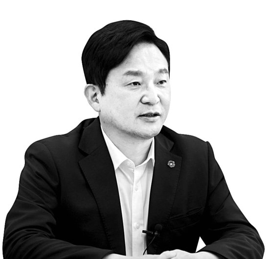 지사직을 사퇴한 원희룡 제주지사가 2일 오전 영상으로 진행된 '8월 소통과 공감의 날'에서 제주 공직자들에게 감사 인사를 전하고 있다. [연합뉴스]