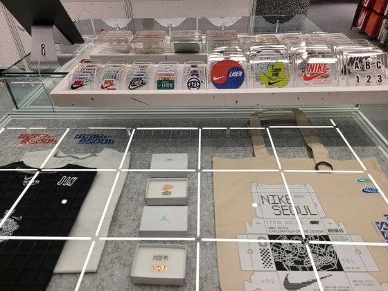 자신의 개성과 취향대로 의류와 모자·가방·신발 등을 꾸밀 수 있는 맞춤형 제작 공간. 최재훈 작가 등 한국 아티스트와 협업한 스티커와 패치가 있다. 이소아 기자