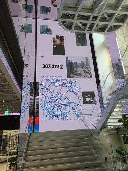 나이키가 독자 개발한 디지털 플랫폼 '스포츠 펄스(Pulse)'. 서울에서 이뤄지는 실시간 스포츠 정보와 나이키의 NTC·NRC 앱의 활동 통계 등을 한 눈에 살펴볼 수 있다. 이소아 기자