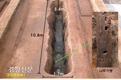 2003년 전북 익산 왕궁리 유적에서 확인된 화장실 유구. 길이 10.8m, 폭 1.7~1.8m, 잔존깊이 3.1m 되는 대형 화장실이었다.|국립부여문화재연구소 제공