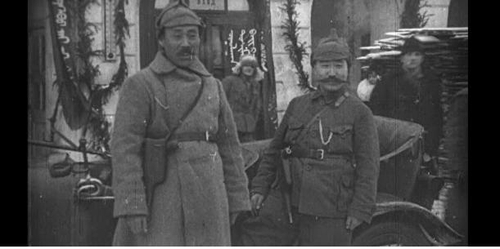 권총 찬 홍범도(왼쪽)·최진동 장군 (천안=연합뉴스) 1922년 모스크바에서 열린 국제공산당 대회인 원동민족혁명단체대표회에 참가한 홍범도·최진동 장군. 홍범도 장군은 당시 55세였다.
홍범도 장군은 소비에트 러시아 적위군 군복을 입고 있으며, 허리춤에는 레닌으로부터 받은 권총을 권총집에 넣고 잘 보이도록 오른쪽 허리춤에 돌려놓은 모습이 확인된다. 2021. 8. 17 [독립기념관 제공. 재판매 및 DB 금지]