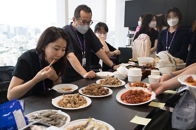 13일 오후, 서울 강남구 한국타이어빌딩 마켓컬리에서 열린 상품위원회에서 김슬아 대표가 직원들과 시식을 하고 있다. / 고운호 기자