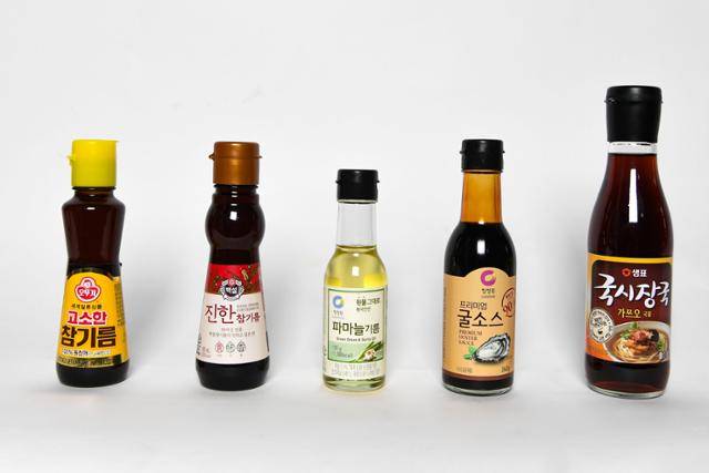 유리병에 손으로 분리할 수 없는 플라스틱 뚜껑을 사용한 제품을 모아봤다. 왼쪽부터 오뚜기의 '고소한 참기름', CJ제일제당(백설)의 '진한 참기름', 대상 청정원의 '파마늘 기름'과 '프리미엄 굴소스', 샘표식품의 '국시 장국'이다. 뚜껑을 쉽게 분리할 수 없어 유리병 재활용에 지장을 준다. 한지은 인턴기자