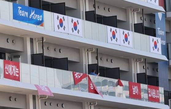 도쿄올림픽 선수촌에 걸었다가 IOC 요청으로 철거되는 이순신 장군 패러디 현수막. [연합뉴스]