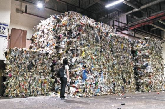 22일 오전 서울 중구 재활용선별장에 쌓여있는 재활용 잔재물. 선별 작업 후 남은 쓰레기로 대부분 재활용되지 않고 소각된다. 정준희 인턴기자