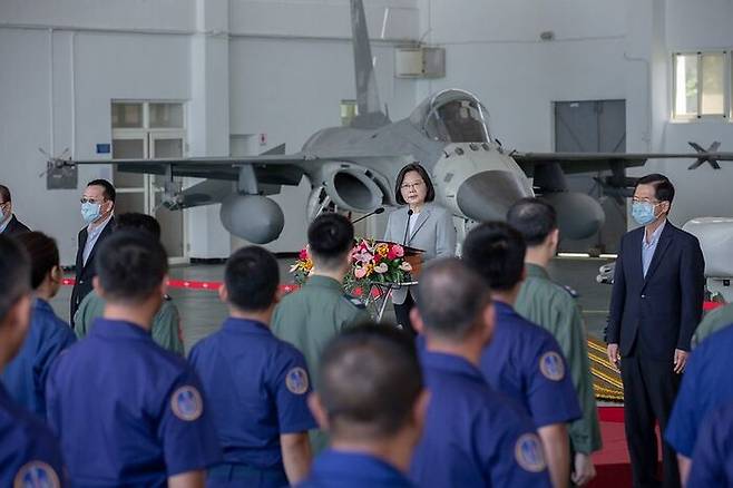 타이완 공군 대원에게 연설하는 차이잉원 총통 (출처 : 타이완 정부 홈페이지)