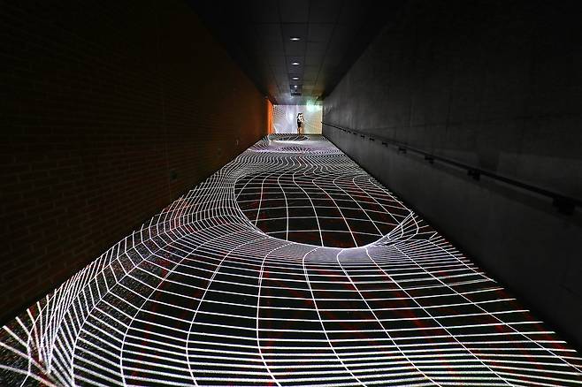 하늘광장 옆 하늘길에서는 미디어아트를 감상할 수 있다. [사진/조보희 기자]