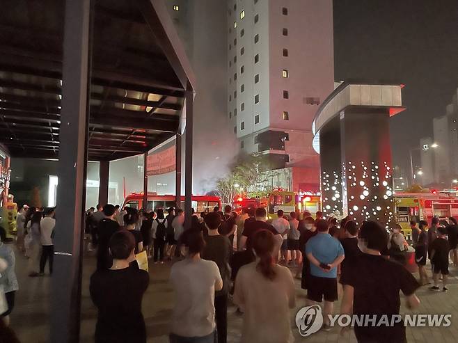 천안 불당동 아파트 지하 주차장서 불 (천안=연합뉴스) 지난 11일 오후 11시 9분께 충남 천안시 불당동 한 아파트 지하 주차장에서 불이 나 주민 수십여 명이 아파트 밖으로 대피해있다. 2021.8.12
    [독자 제공. 재판매 및 DB 금지] photo@yna.co.kr