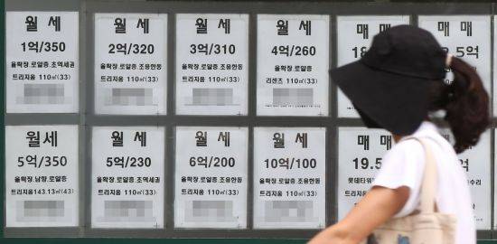 서울의 한 부동산중개업소에 월세 매물정보가 붙어 있다. [이미지출처=연합뉴스]