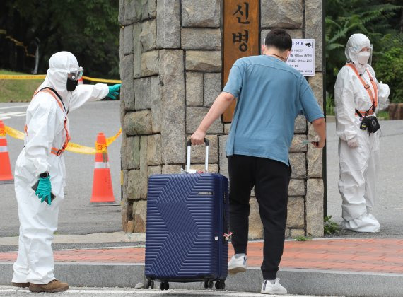 충남 논산 육군훈련소 입영심사대에서 군장병이 입영장병을 안내하고 있다. 2021.7.8/뉴스1 © News1 김기태 기자 /사진=뉴스1