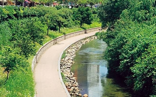 청계천 다산교와 황학교 사이에 만든 물고기 놀이터. 물고기의 산란과 놀이를 위해 약 130㎡ 넓이로 돌무더기를 쌓았다.