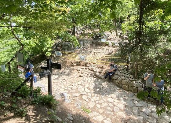 지난 5월 12일 북한산 하루재 풍경. 영봉, 백운대·인수봉, 도선사 가는 길을 나누는 삼거리다. 위쪽 깔딱고개 방향은 보호구역으로 묶여있는데, 시살상 영구 폐쇄됐다. 김홍준 기자