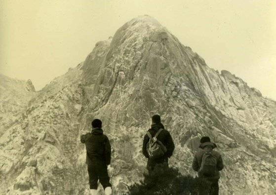 1970년대 북한산 영봉에서 인수봉을 바라보는 등산객들. 하루재는 영봉과 깔딱고개 능선을 가로지른다. [사진 김원식]