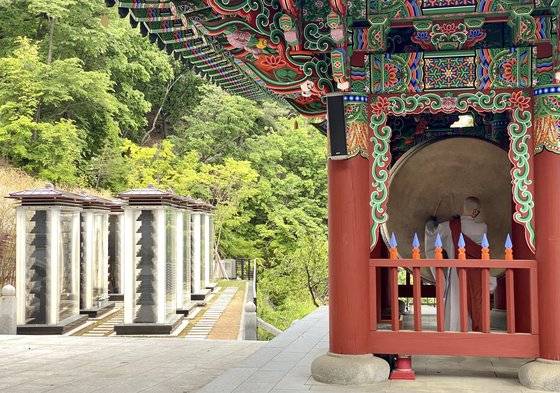 지난 5월 11일 북한산 도선사에서 스님이 불전사물 중 하나인 법고를 두드리고 있다. 왼쪽 구조물은 세계건축상 대상을 받은 소울포레스트로, 위패를 영구 봉안한다. 김홍준 기자