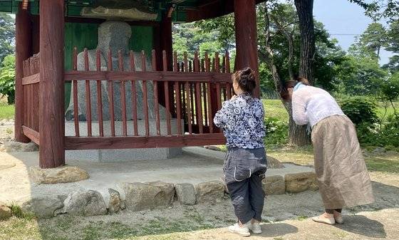 지난 6월 9일 강릉의 굴산사지 불상에 합장하는 불자들. 김홍준 기자