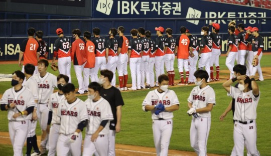 19일 KIA와 두산의 잠실경기는 5-5로 승부를 가리지 못하고 올시즌 KBO 리그 9번째 무승부로 마감됐다. 두산은 시즌 첫 무승부, KIA는 세번째다[연합뉴스]