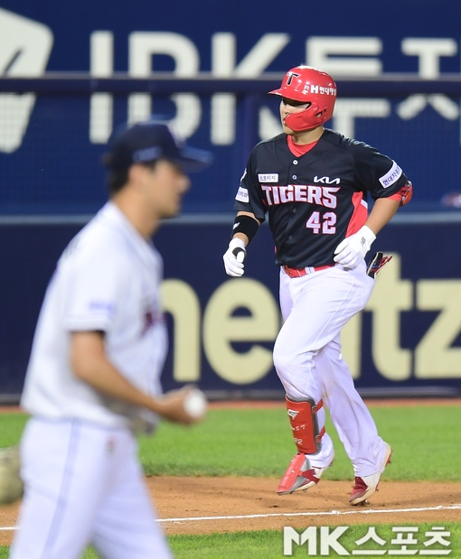 19일 오후 잠실야구장에서 2021 KBO 리그 KIA 타이거즈와 두산 베어스의 경기가 벌어졌다. 7회초 1사에서 KIA 한승택이 두산 홍건희를 상대로 동점 솔로포를 치고 홈인하고 있다. 사진(서울 잠실)=김재현 기자