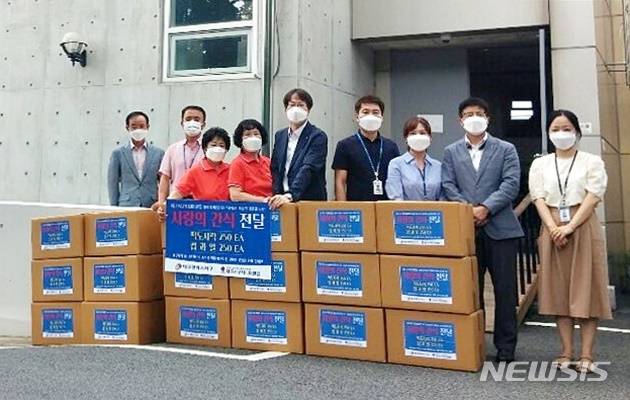 [대구=뉴시스] 이지연 기자 = 대구 서구시니어클럽이 백신예방접종센터를 방문해 위문품을 전달했다. (사진=서구청 제공) 2021.08.19. photo@newsis.com