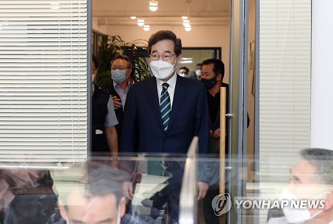 이낙연, 자동차노련 간담회 (서울=연합뉴스) 더불어민주당 대권주자인 이낙연 전 대표가 19일 서울 서초구 전국자동차노동조합연맹에서 열린 전국자동차노련 임원진 간담회에 입장하고 있다.   2021.8.19  [국회사진기자단] zjin@yna.co.kr