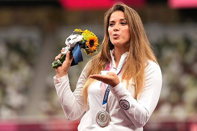 2020 도쿄올림픽에서 은메달을 딴 폴란드의 여자 창던지기 선수 마리아 안드레이치크가 지난 7일 시상대에 선 모습. 그는 생면부지의 아이를 구하기 위해 이날 목에 건 은메달을 기꺼이 경매에 내놨다. /AP 연합뉴스