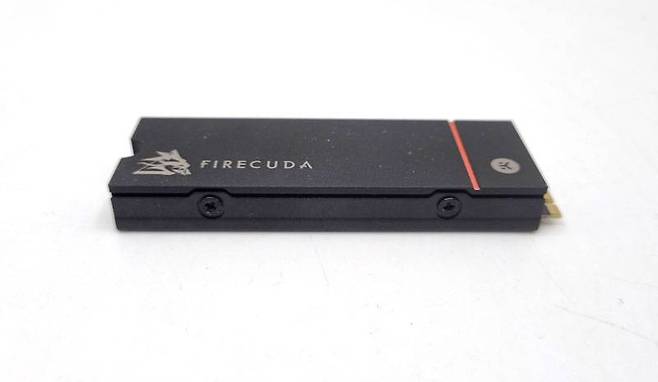 두께 1cm 남짓의 EKWB 방열판을 탑재한 제품 전면