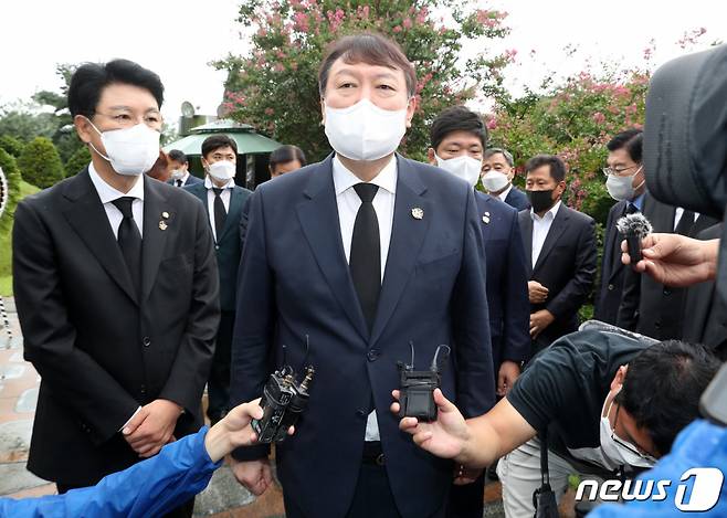(서울=뉴스1) 국회사진취재단 = 국민의힘 대선 예비후보인 윤석열 전 검찰총장이 김대중 전 대통령 서거 12주기인 18일 오전 서울 동작구 국립서울현충원에서 김 전 대통령의 묘역 참배를 마친 뒤 취재진의 질문에 답하고 있다. 2021.8.18/뉴스1