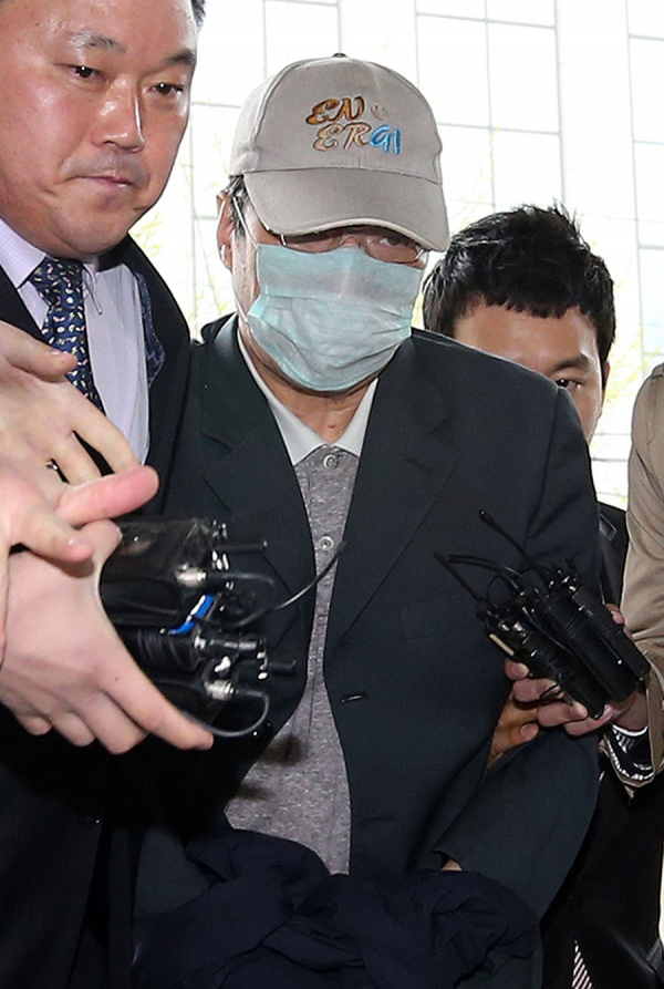 2013년 4월25일, 타이로 도주했다가 송환된 윤우진씨가 서울청 광역수사대로 압송되고 있다.ⓒ연합뉴스