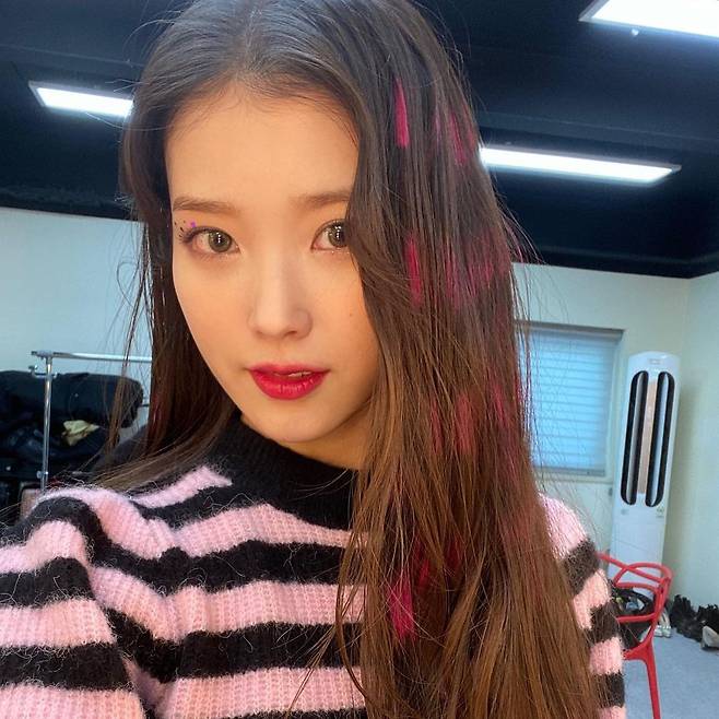 Singer IU showed off her Princess visualsOn the 20th, IU posted several photos on his Instagram with an article entitled Celebrity 100 million views Chukachu.In the photo, IU boasted Princess visuals with colorful accessories in a pink dress.Completing his pretty look with immaculate skin and large eyes, he revealed a Barbie doll.The IU, which is digesting any concept, made it impossible to keep an eye on the beauty without off-season; fans praised it with comments such as I love you sister, Congratulations, OMG and Cute.Meanwhile, IUs regular 5th album, Celebrity, which was released earlier this year, has surpassed 100 million views. IU will appear in Hirokazu Koredas film broker.