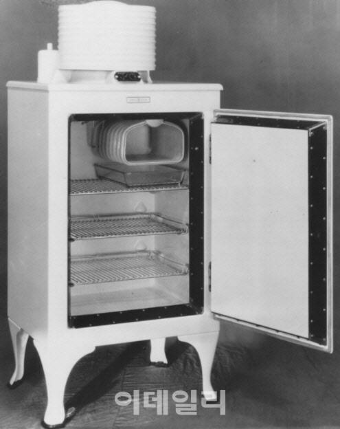 제너럴일렉트릭(GE)사가 1925년 발매한 냉장고 ‘모니터탑’. 최초의 대량 양산형 냉장고다.
