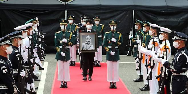 18일 오전 홍범도 장군의 영정과 유해가 국립대전현충원 안장식 행사장으로 들어오고 있다.(사진=뉴시스)